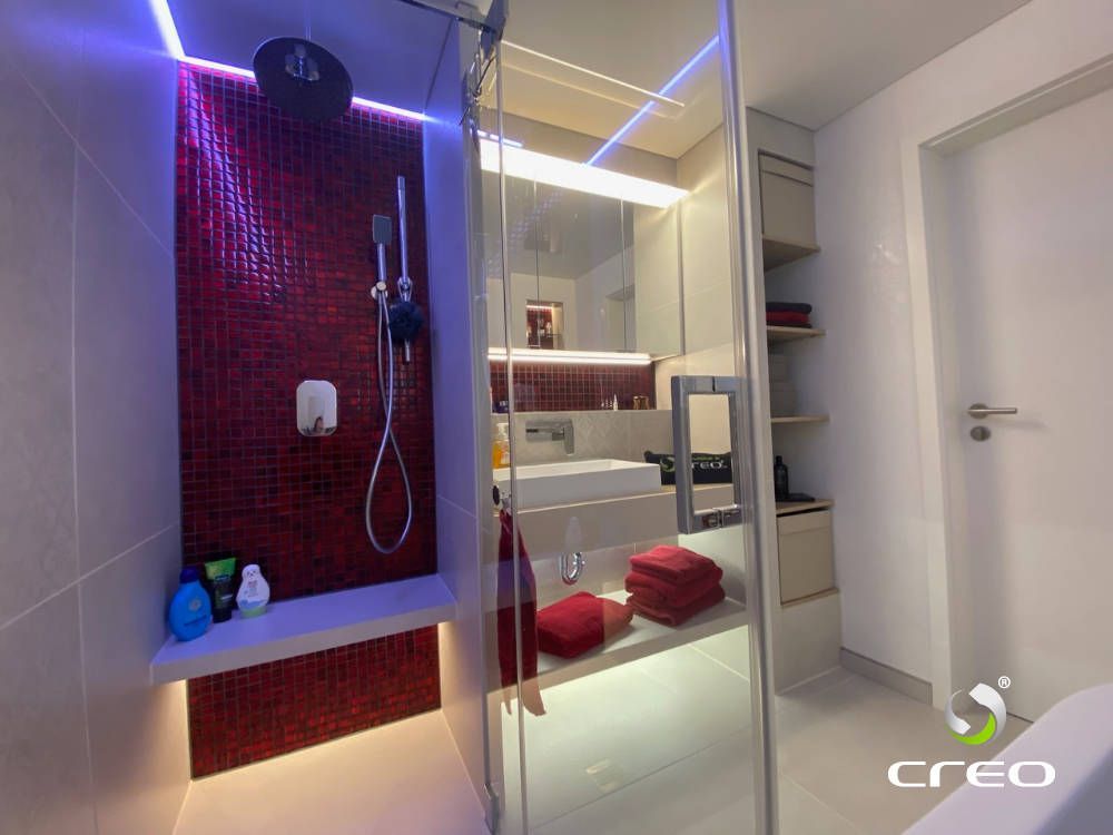 Neubau eines Badezimmers in Strausberg bei Berlin - Barrierefreie Dusche mit roter Mosaik-Fliesenwand