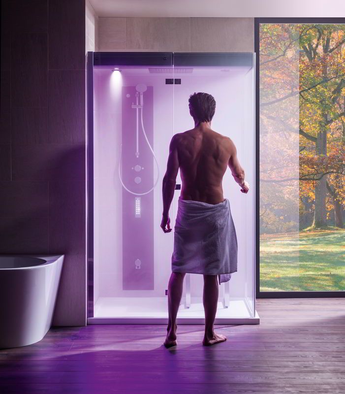 Dampfdusche und Infrarotpaneel im Badezimmer