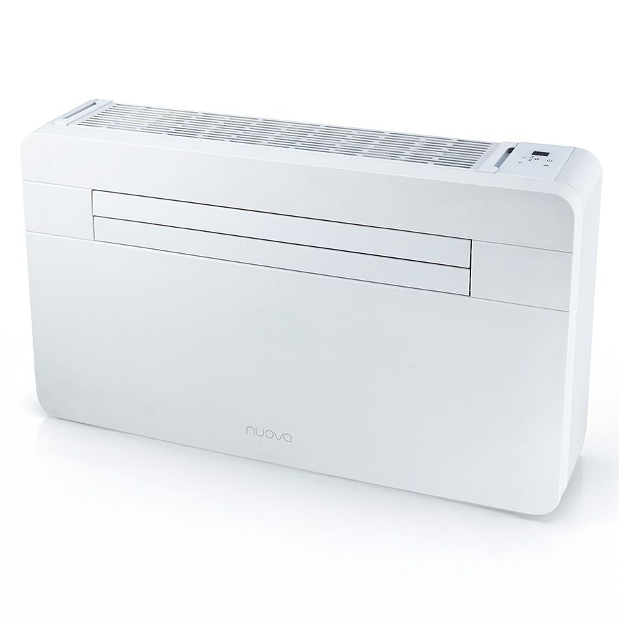 Witte wandairconditioner op een effen achtergrond.