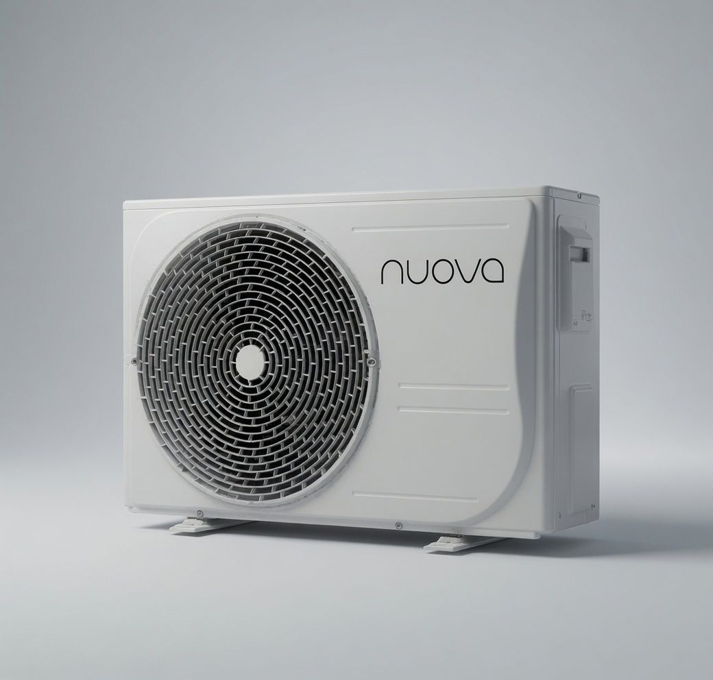 Witte wandgemonteerde airconditioner, buitenunit (compressor) en afstandsbediening op een grijze achtergrond.