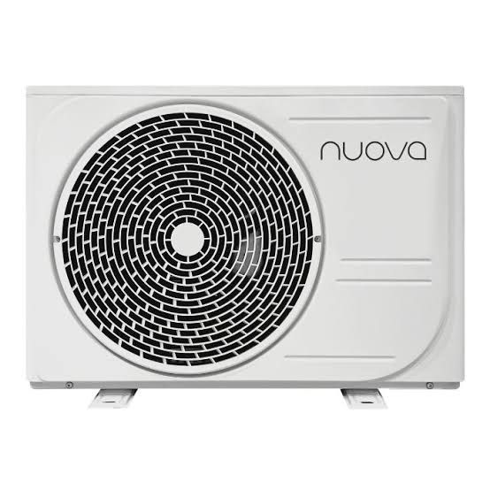 Witte Nuova buitenunit voor airconditioning met groot rond ventilatorrooster aan de linkerkant.