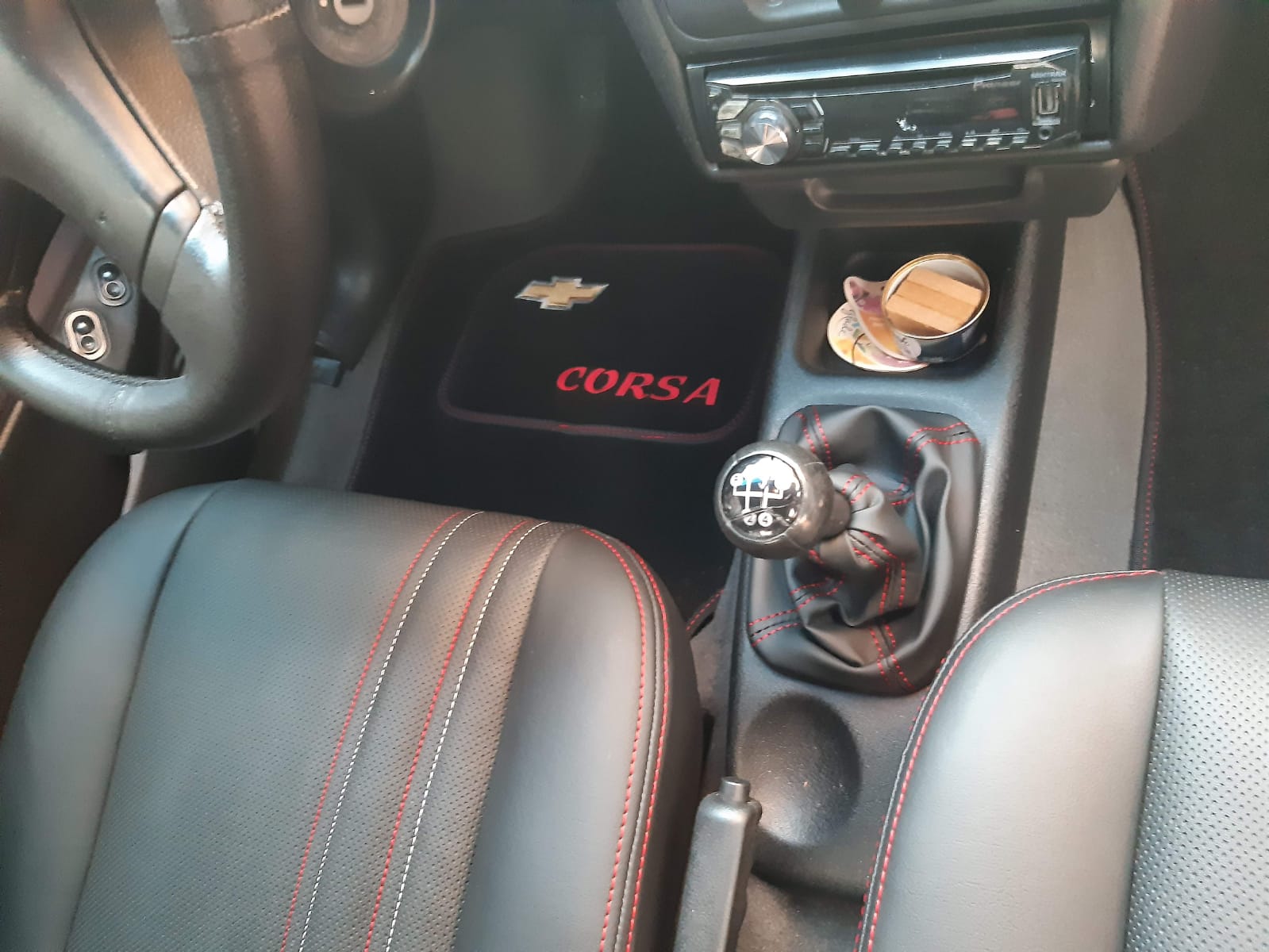 El interior de un Chevrolet Corsa con asientos de cuero negro.