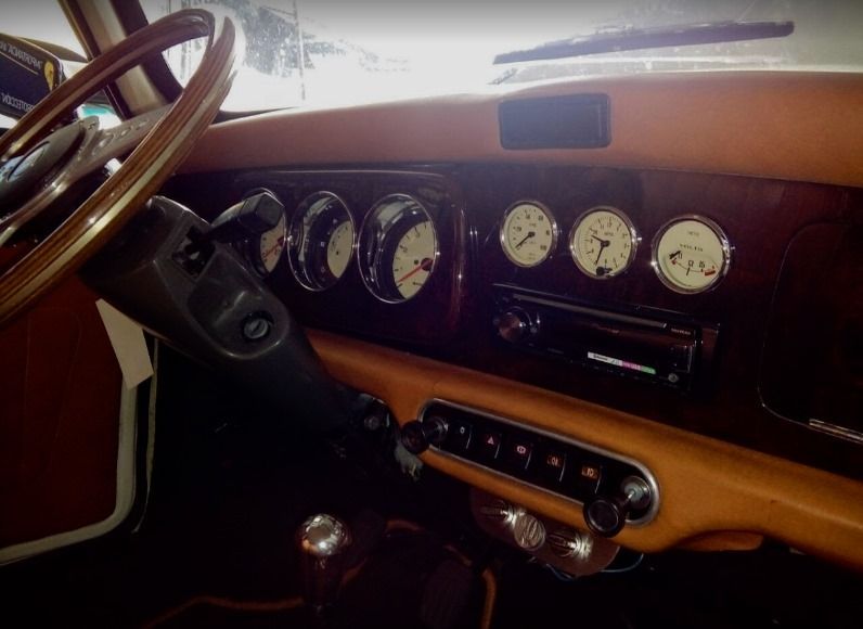El interior de un coche con volante y salpicadero.