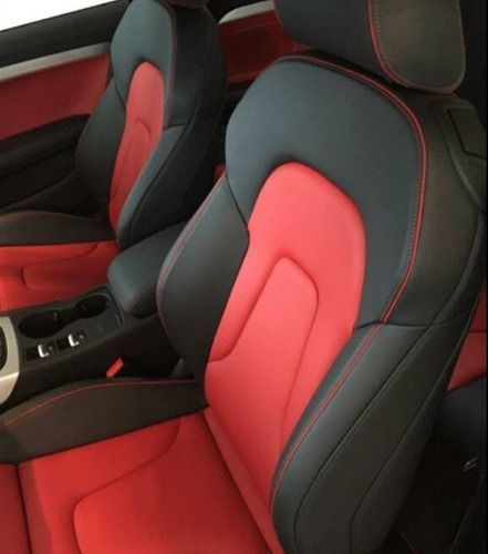 Un coche con asientos rojos y negros y una consola.