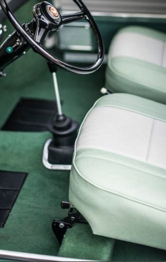 Un juego de alfombrillas negras para un Suzuki Kirashi.