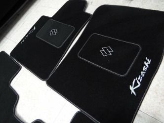 Un primer plano de un asiento rojo en un automóvil.