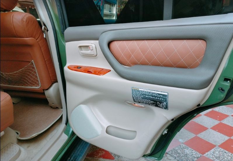 El interior de un coche verde con la puerta abierta.