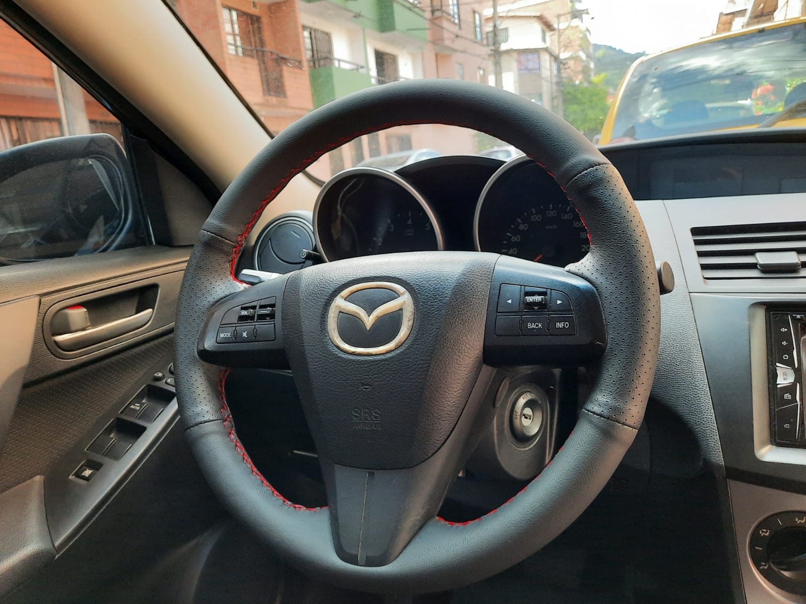 Un volante con el logotipo de Mazda.