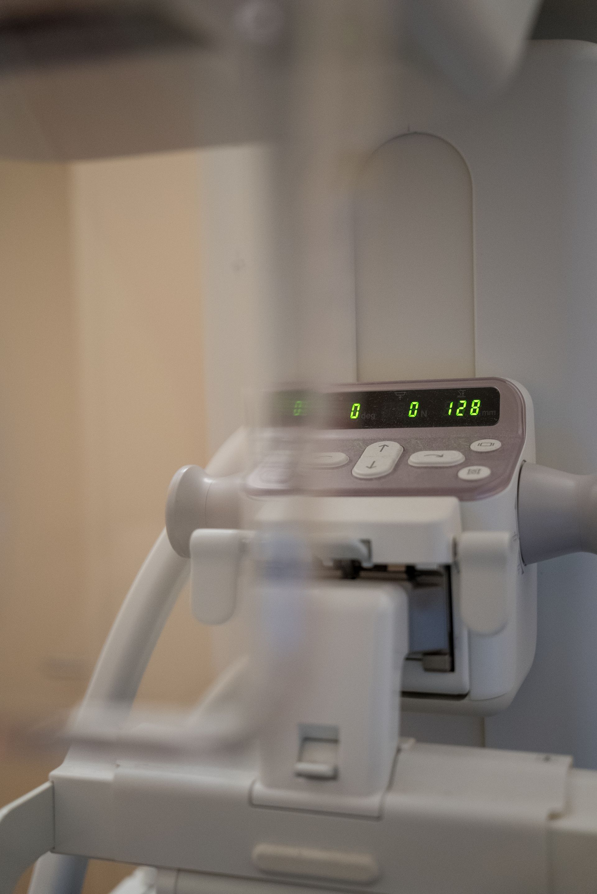 Primo piano di una macchina per la risonanza magnetica in una stanza d'ospedale.