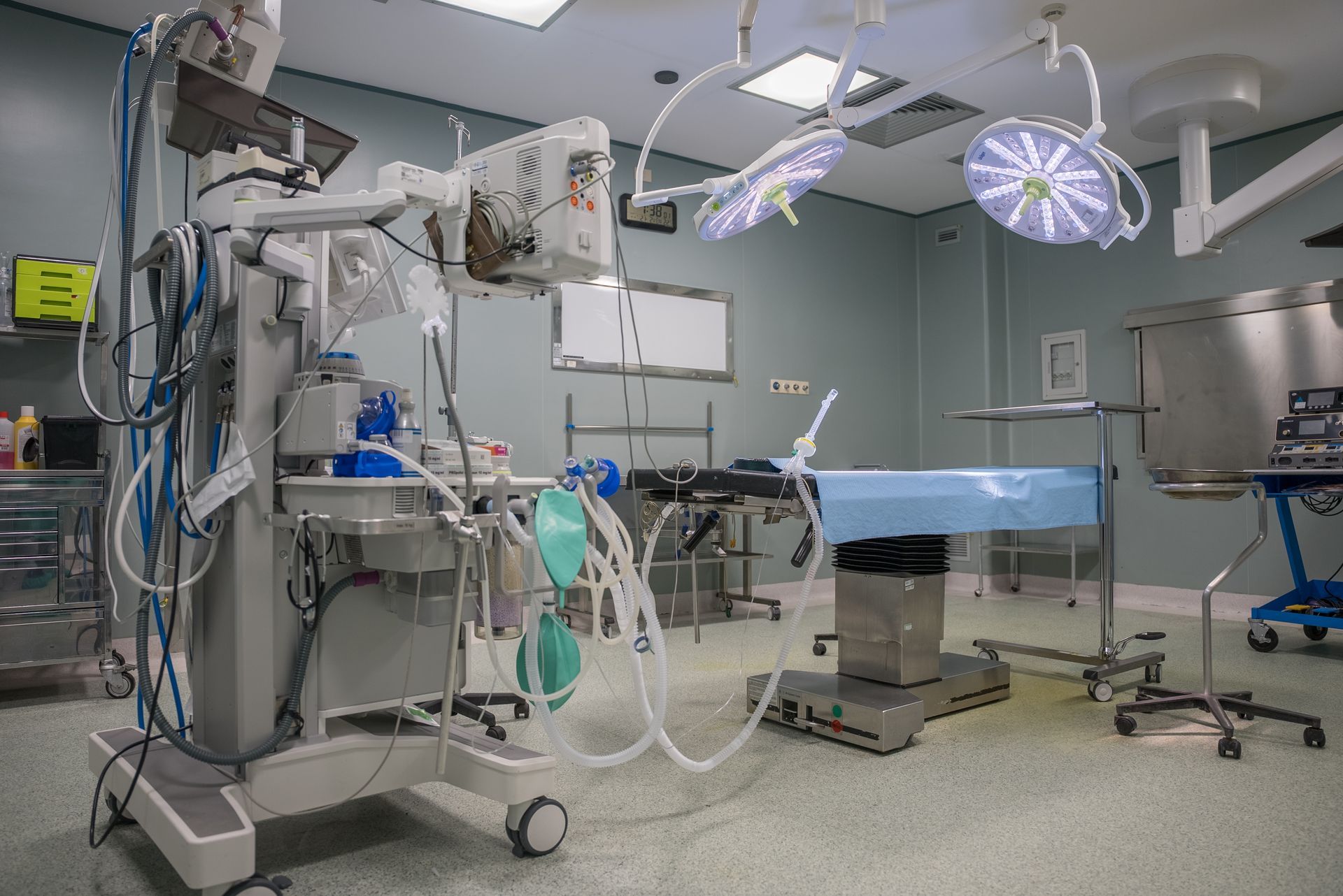 Una sala operatoria vuota in un ospedale con un tavolo operatorio.