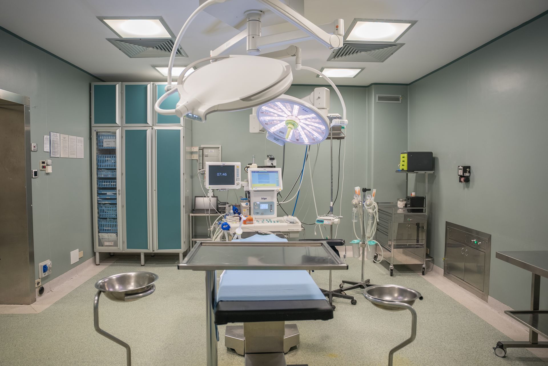 Una sala operatoria vuota in un ospedale con un tavolo e attrezzatura chirurgica.