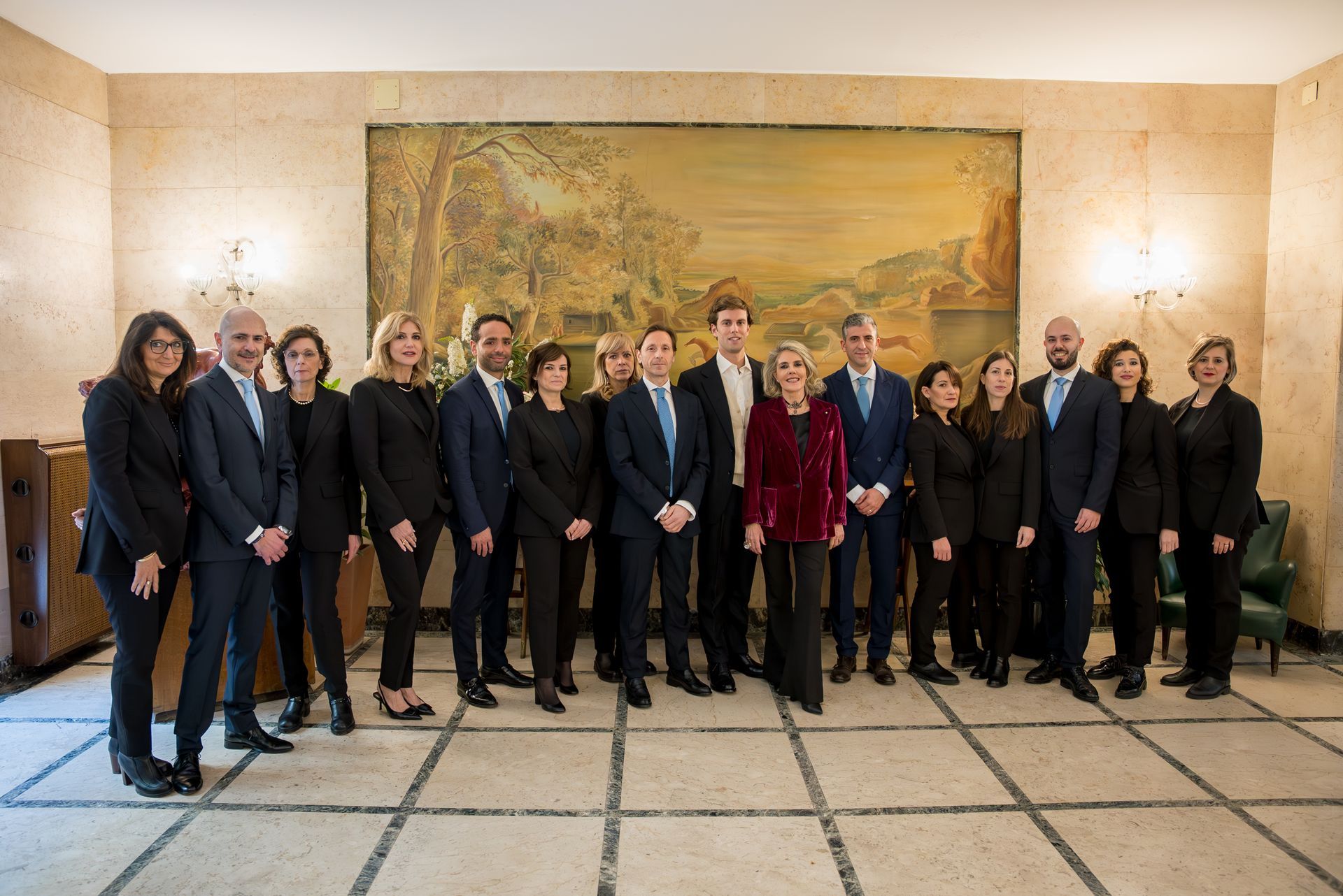 Un gruppo di persone posa per una foto in una stanza.