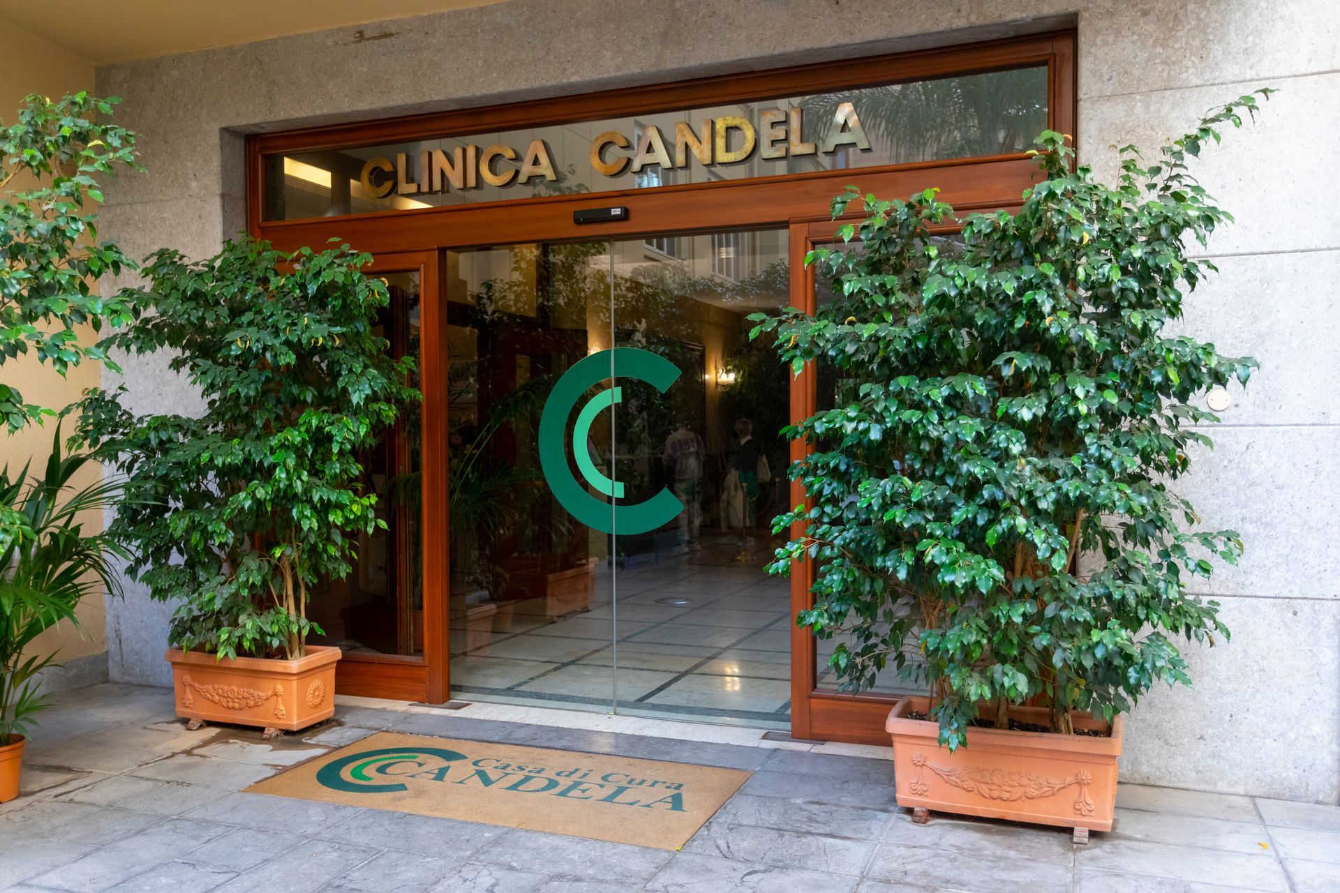 L'ingresso della clinica candela è circondato da piante in vaso