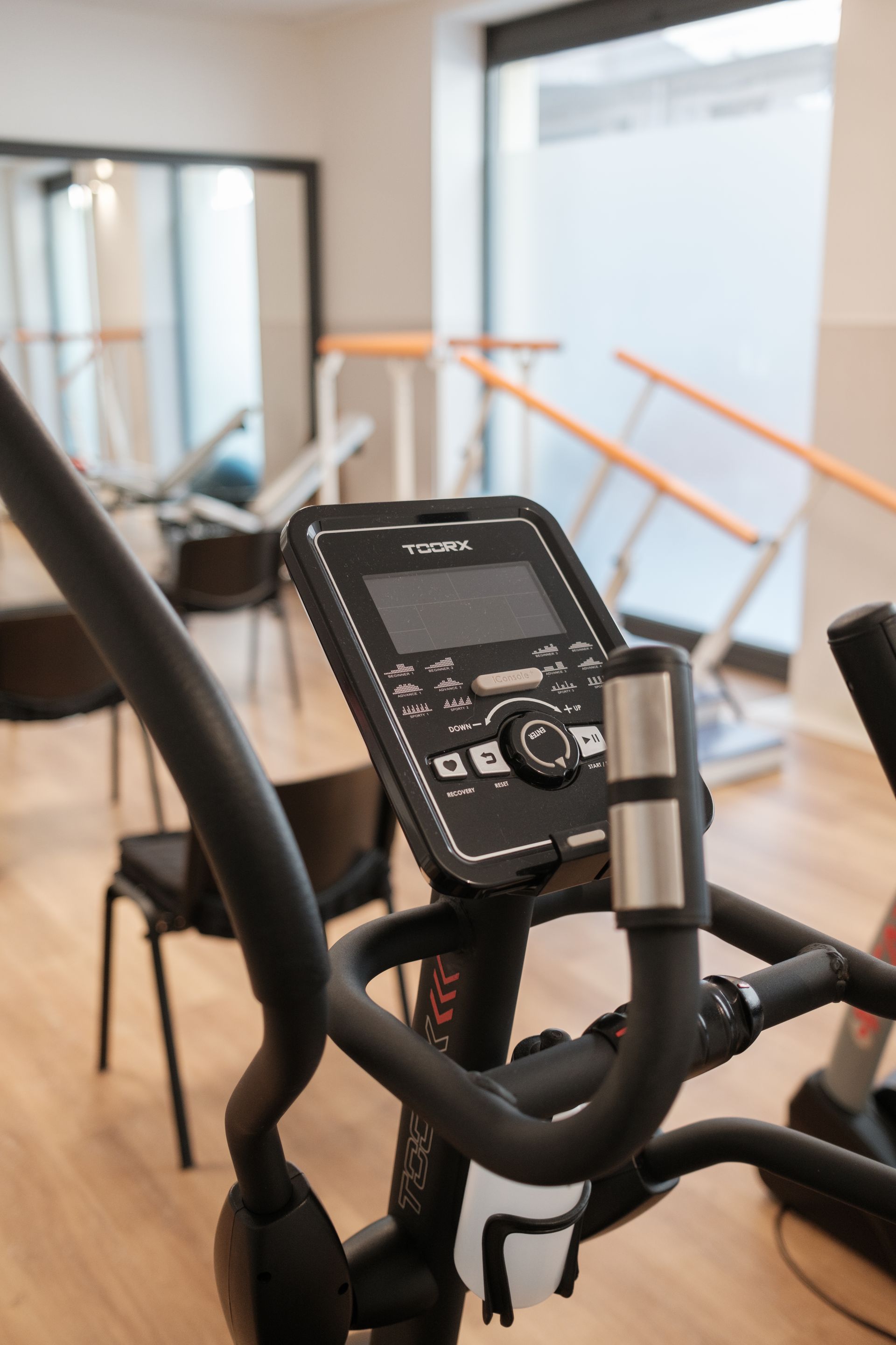 Un primo piano di una cyclette in una palestra