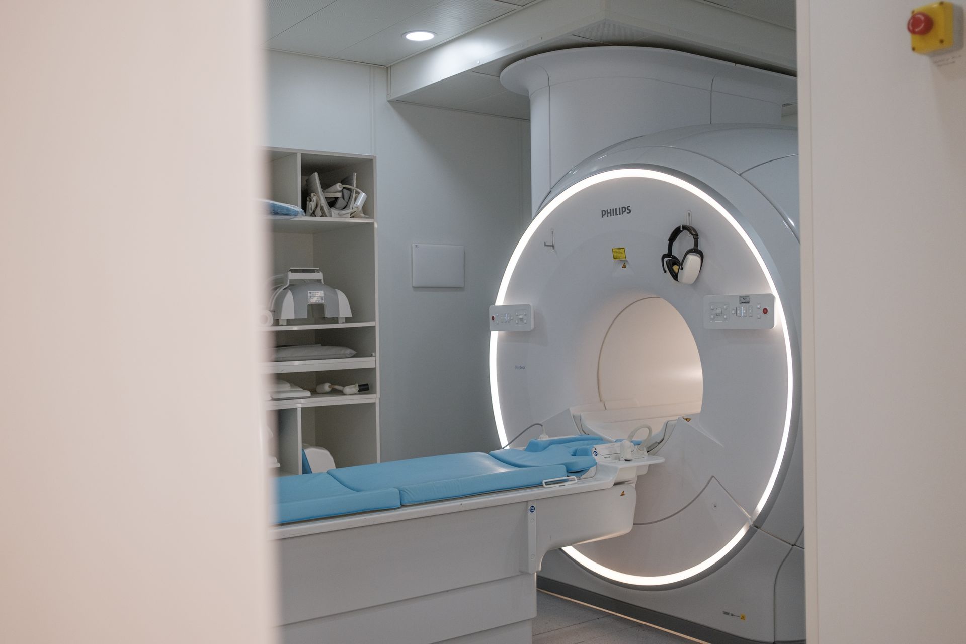 In una stanza di un ospedale c'è una macchina per la risonanza magnetica.