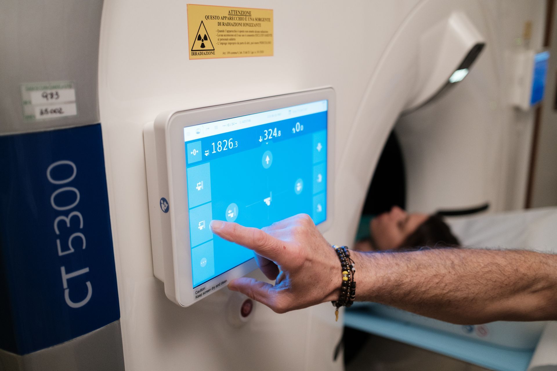 Una persona preme un pulsante su un dispositivo medico.