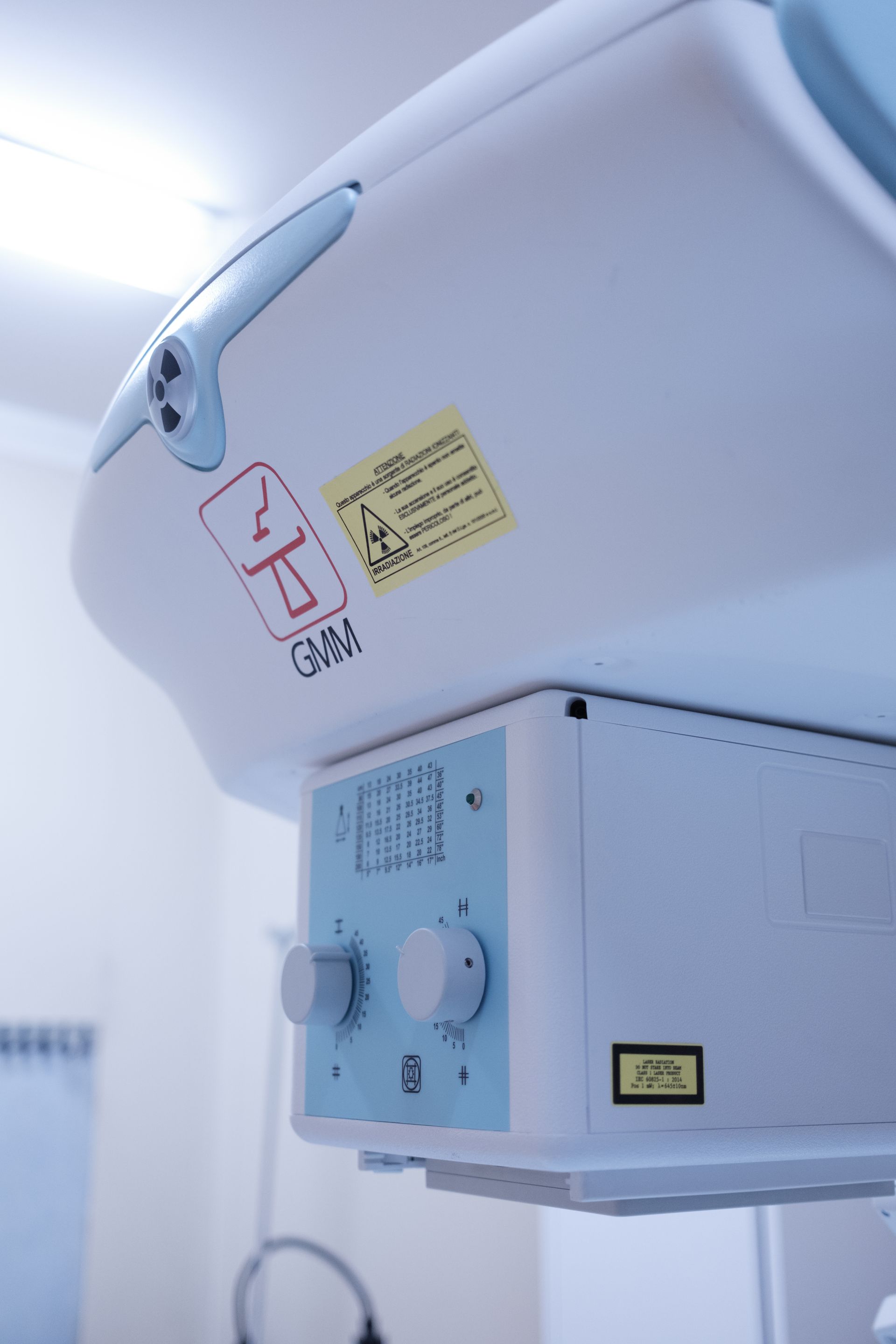 In una stanza d'ospedale è appesa al soffitto una macchina per i raggi X.