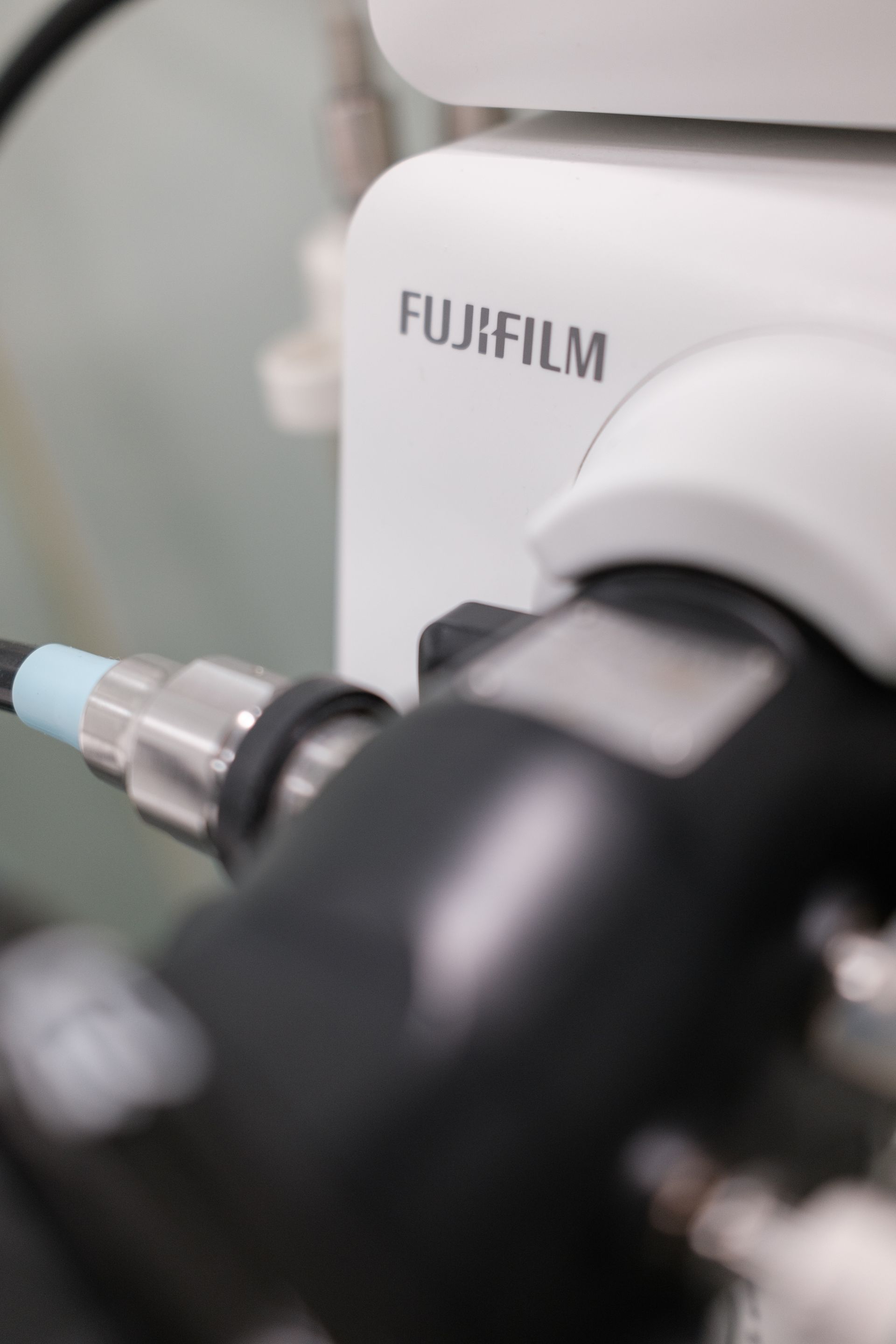 Un primo piano di una macchina fotografica Fujifilm in un laboratorio