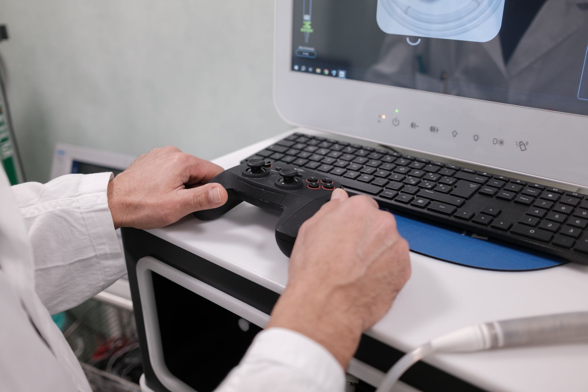 Una persona sta giocando a un videogioco su un computer.
