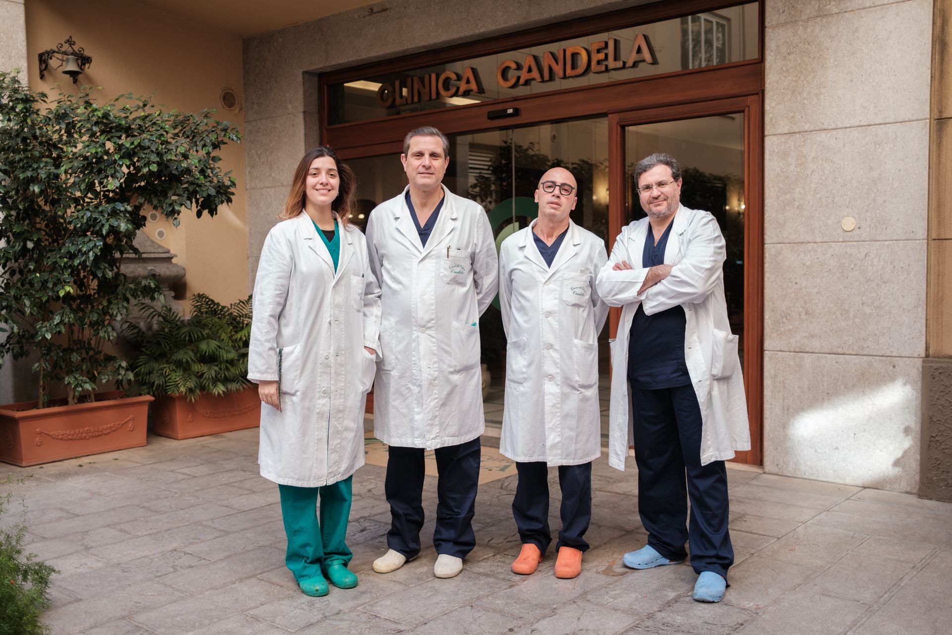 Un gruppo di medici posa per una foto davanti alla clinica candela