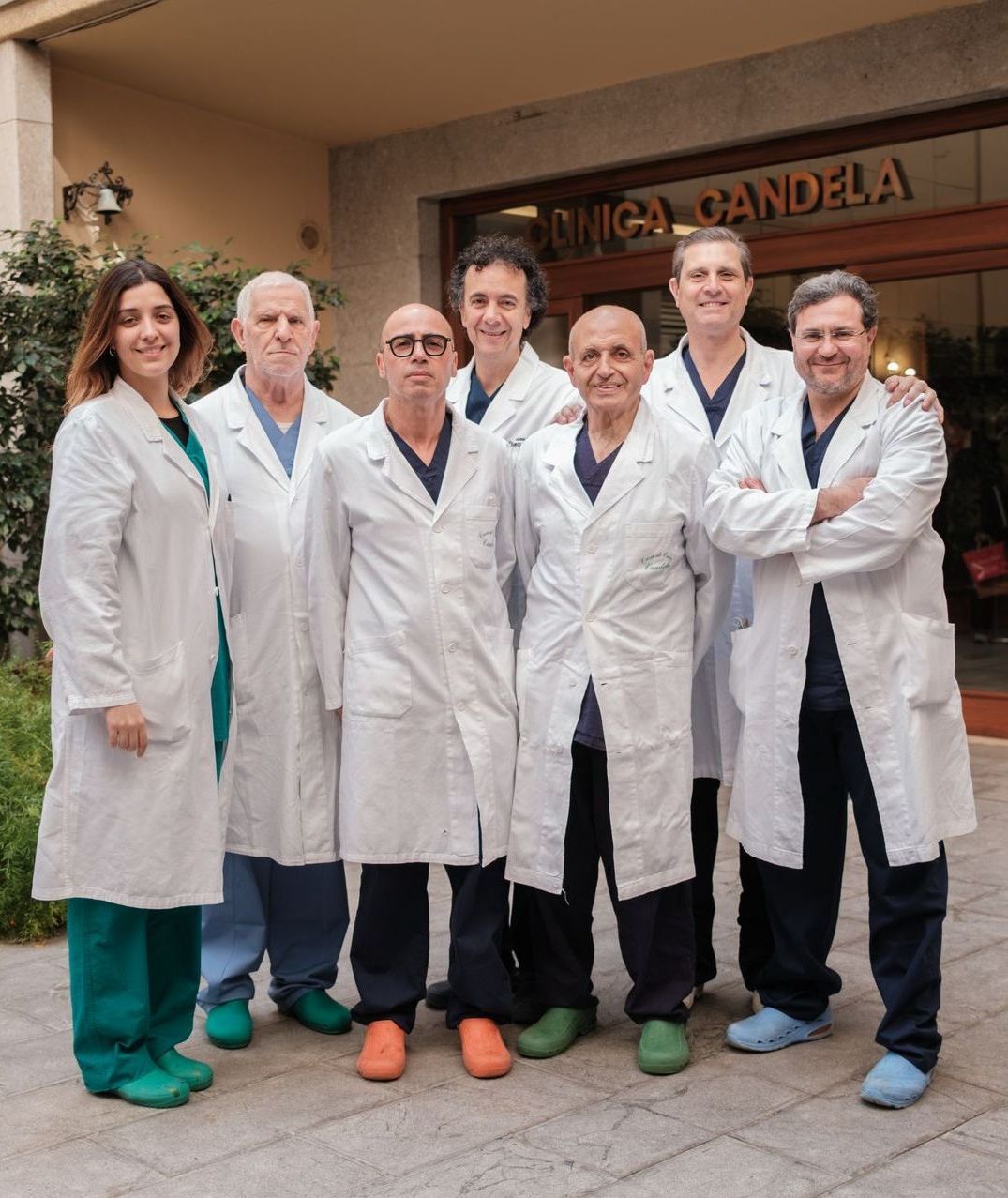 Un gruppo di medici posa per una foto davanti alla clinica candela