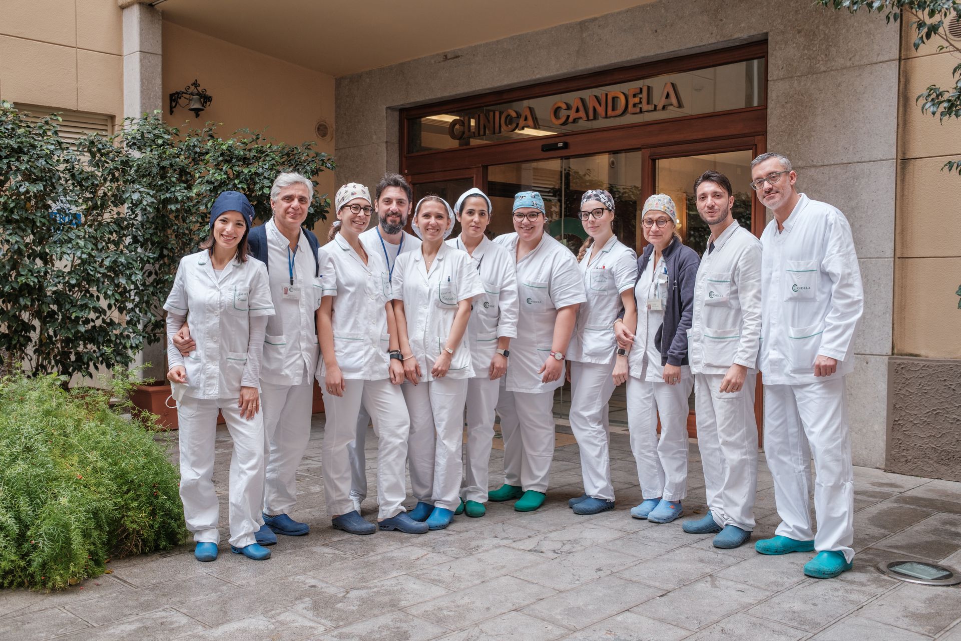 Un gruppo di medici e infermieri posa per una foto davanti a un edificio.