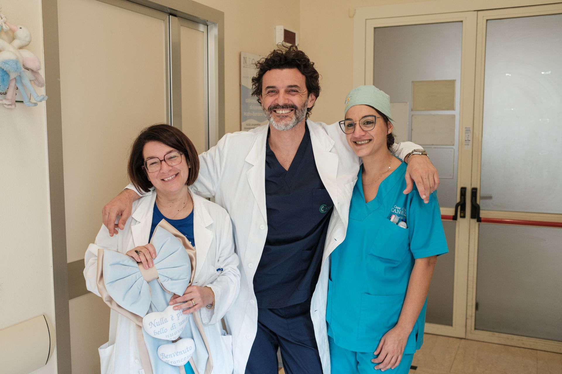 Un gruppo di medici e infermieri posa per una foto in un ospedale.