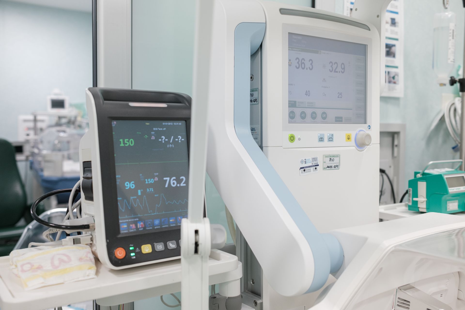 Una stanza d'ospedale con molte attrezzature mediche e un monitor.