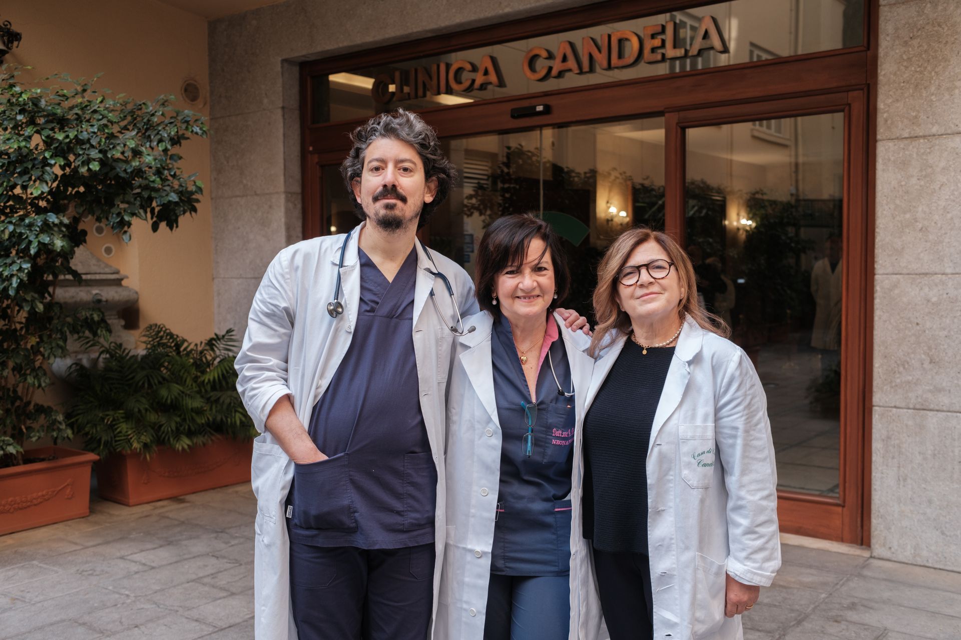 Un gruppo di medici posa per una foto davanti a un edificio.