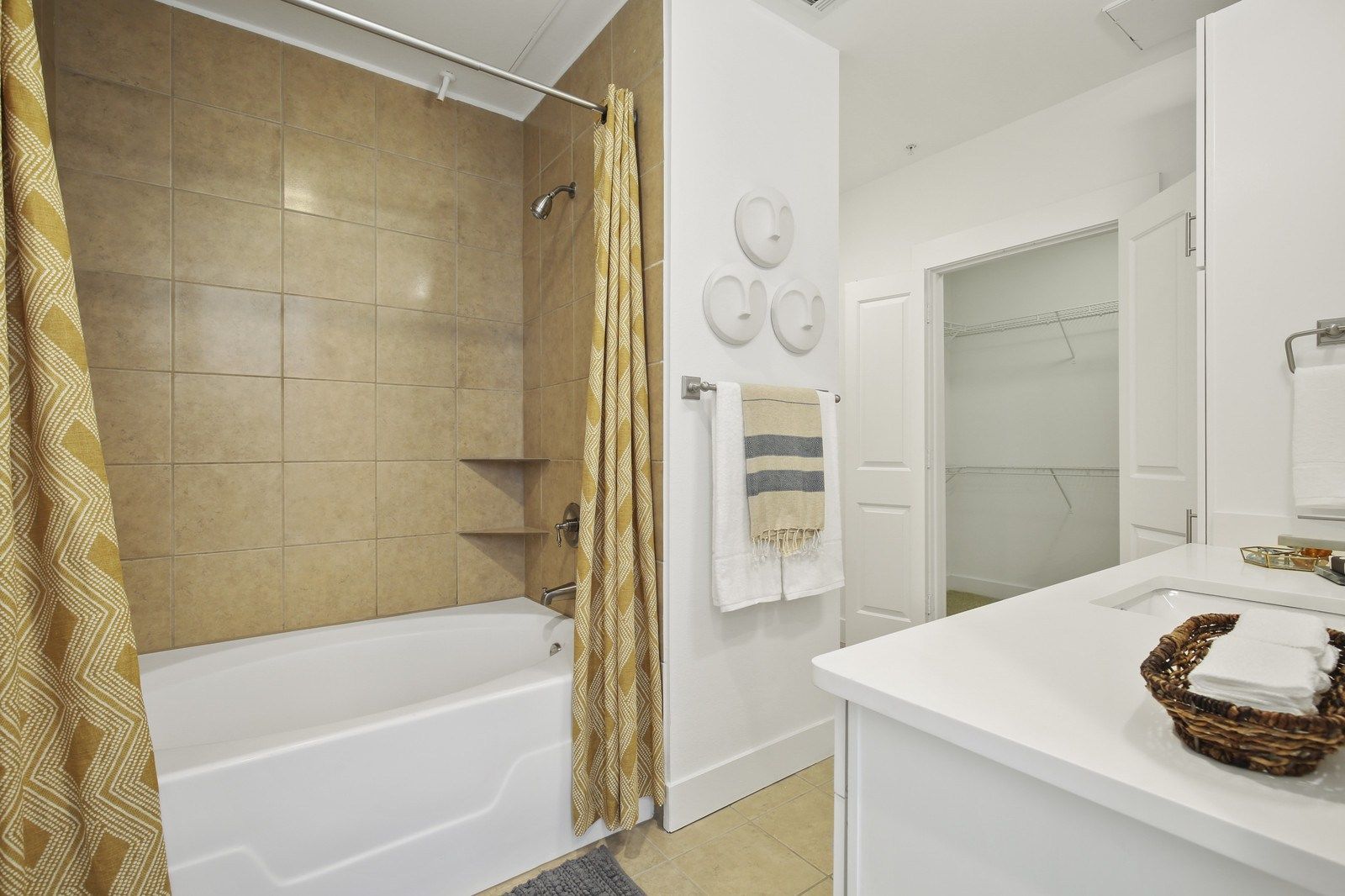 A bathroom with a bathtub and a shower curtain