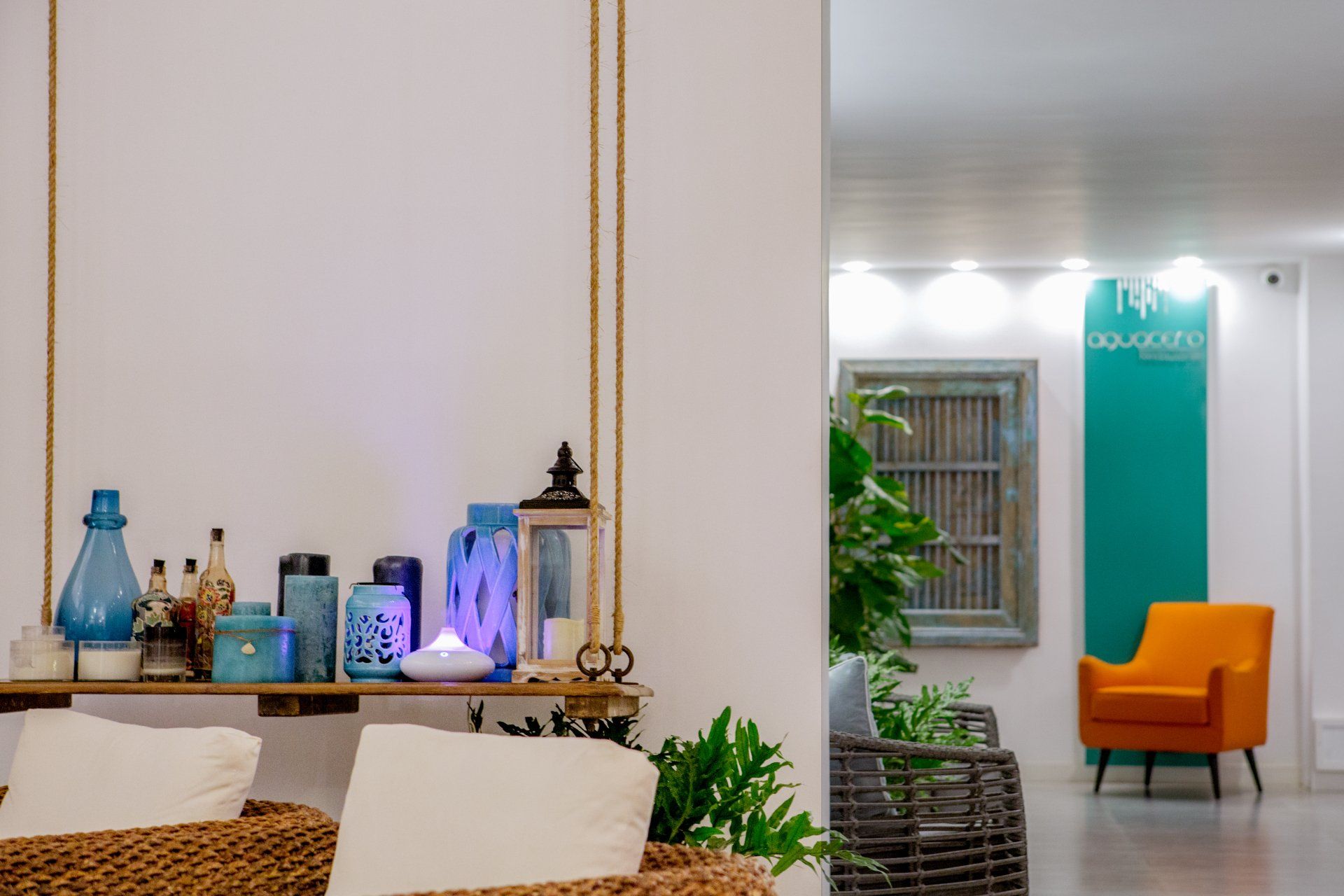 Lobby de H2Otel con detalles modernos y el logo de Aguacero restaurante.