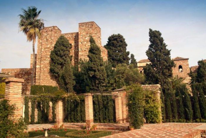 Alcazaba de Málaga, una fortificación musulmana bien conservada rodeada de exuberante vegetación.