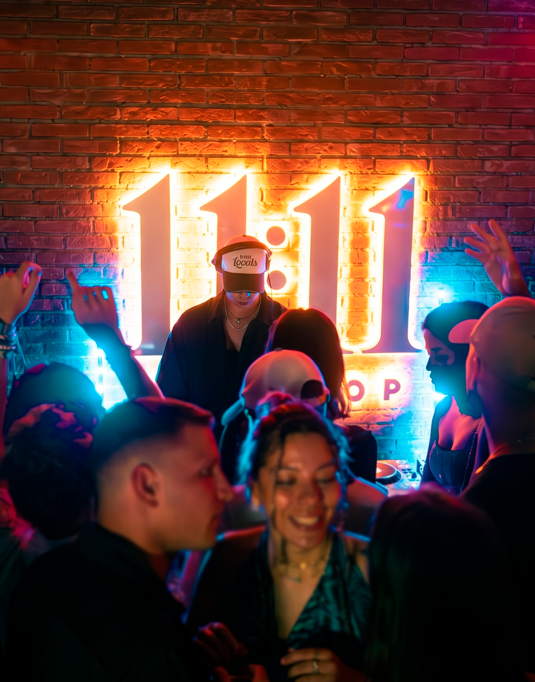 Barra iluminada de 11:11 Discoteca en el rooftop de Lidotel, Isla Margarita, con botellas y un ambiente cálido y acogedor.