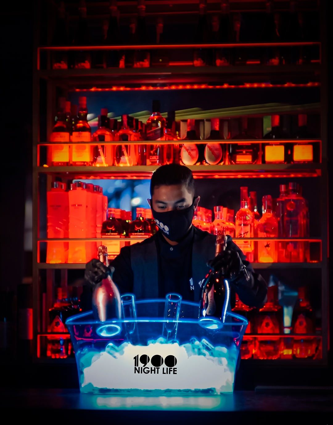 DJ animando la fiesta en 1900 Discoteca, Isla Margarita, con luces coloridas y una multitud emocionada.
