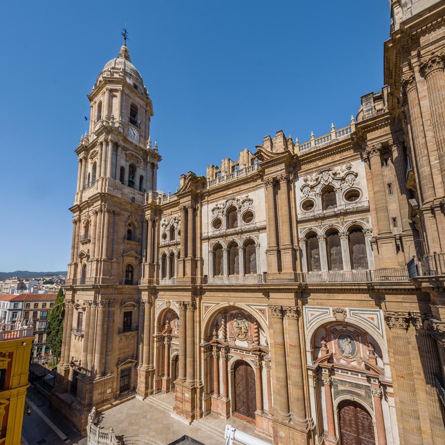 Catedral de Málaga, conocida como “La Manquita,” destacada por su arquitectura renacentista y torre incompleta.