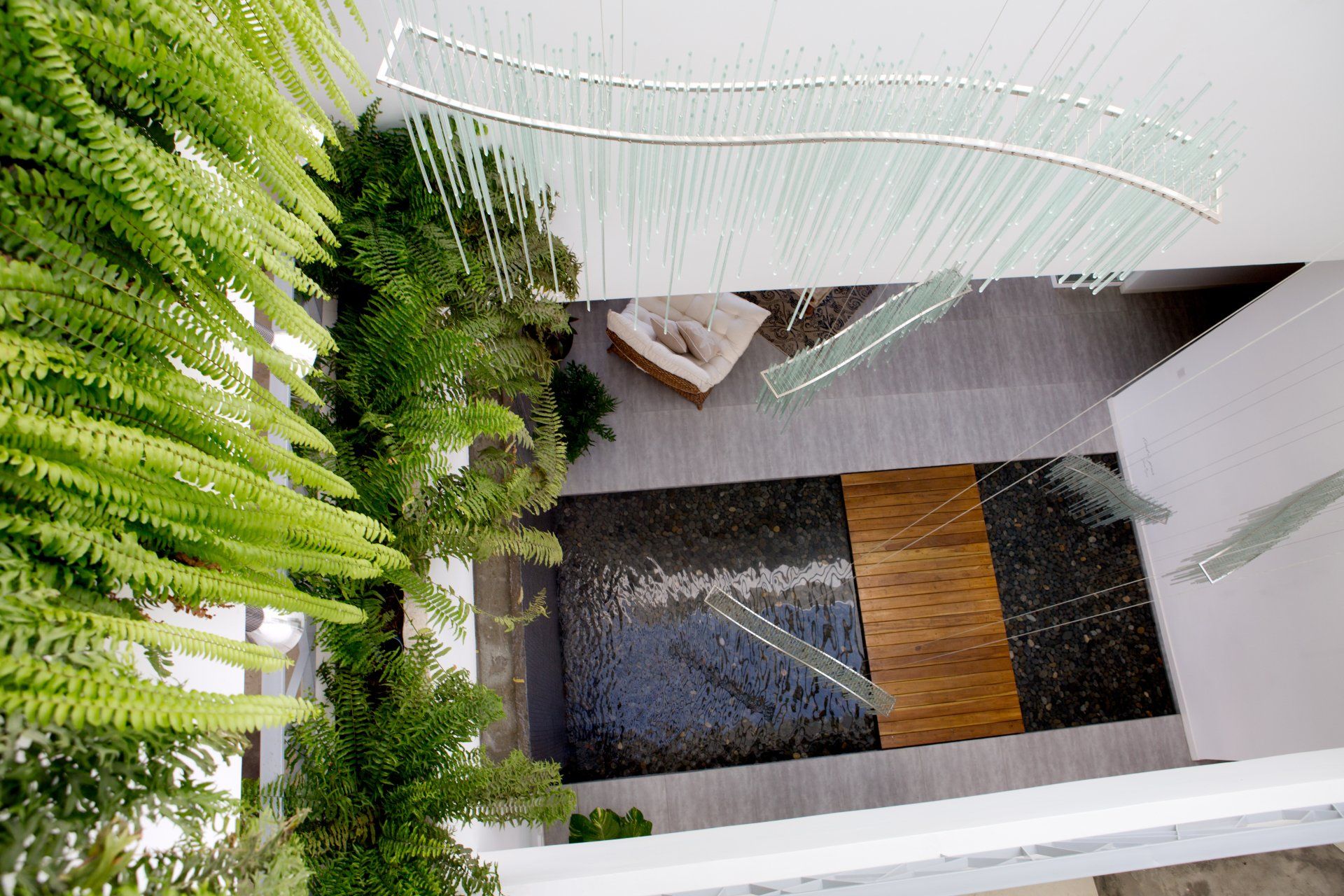 Detalles artísticos y naturales en H2Otel, Playa El Agua, creando un oasis de tranquilidad y belleza.