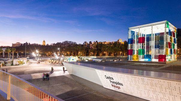 Centre Pompidou de Málaga, museo de arte contemporáneo con paneles coloridos y plaza abierta.