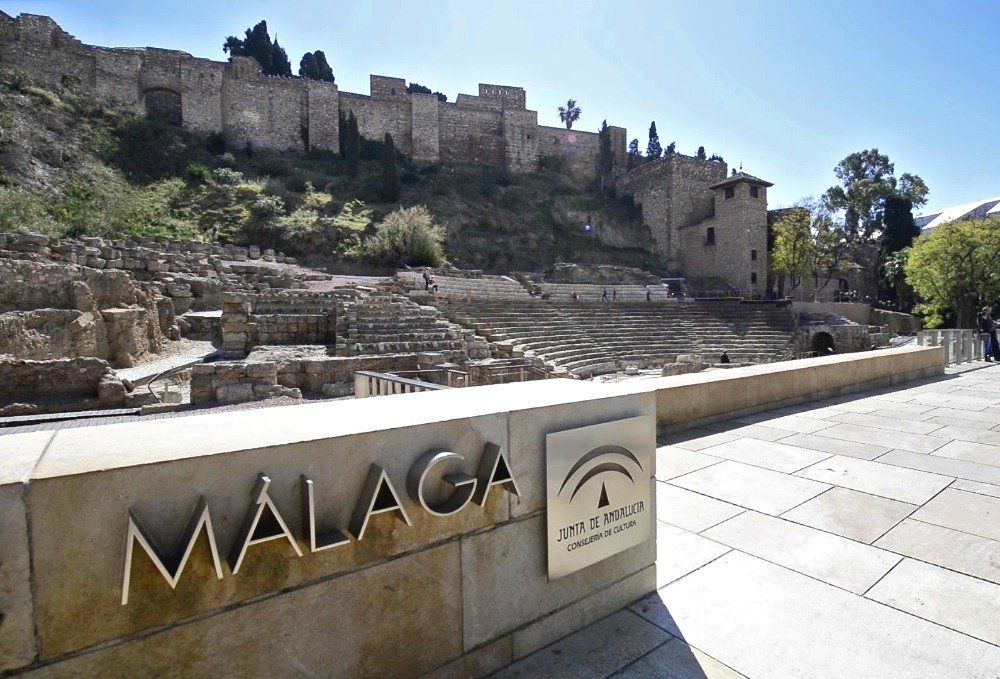 Alcazaba y Teatro Romano de Málaga, dos monumentos históricos que reflejan la rica herencia cultural de la ciudad.