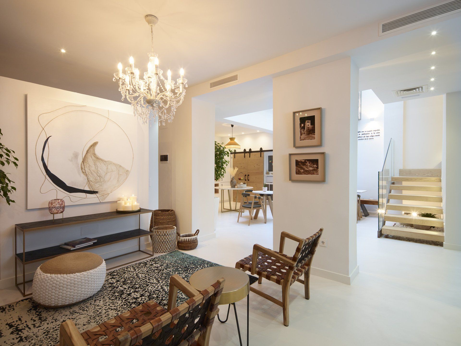 Lobby del hotel LD Convento Cister Málaga, con diseño moderno y rústico, arte contemporáneo y ambiente acogedor.