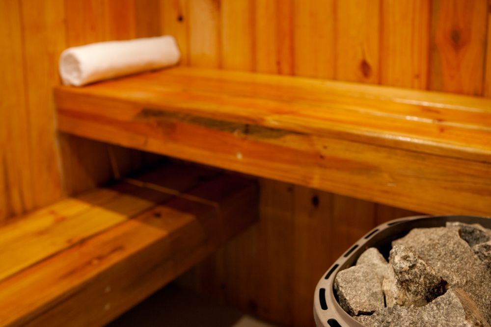 Sauna de madera en H2Otel by LD, Isla Margarita, para un retiro relajante y revitalizante.