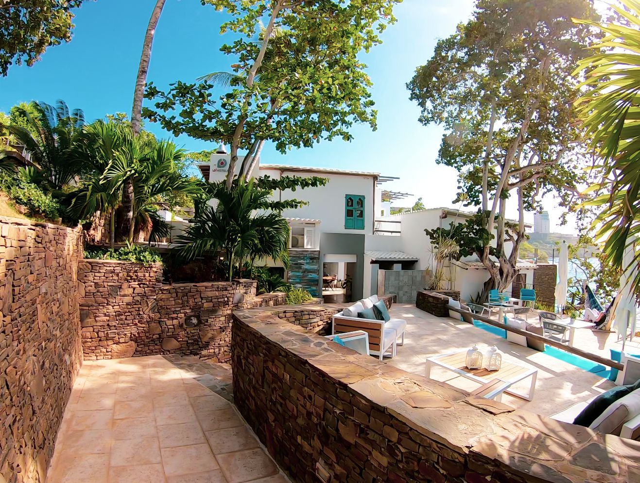 Área al aire libre del Aria by LD en La Caranta, con su exuberantes jardines.