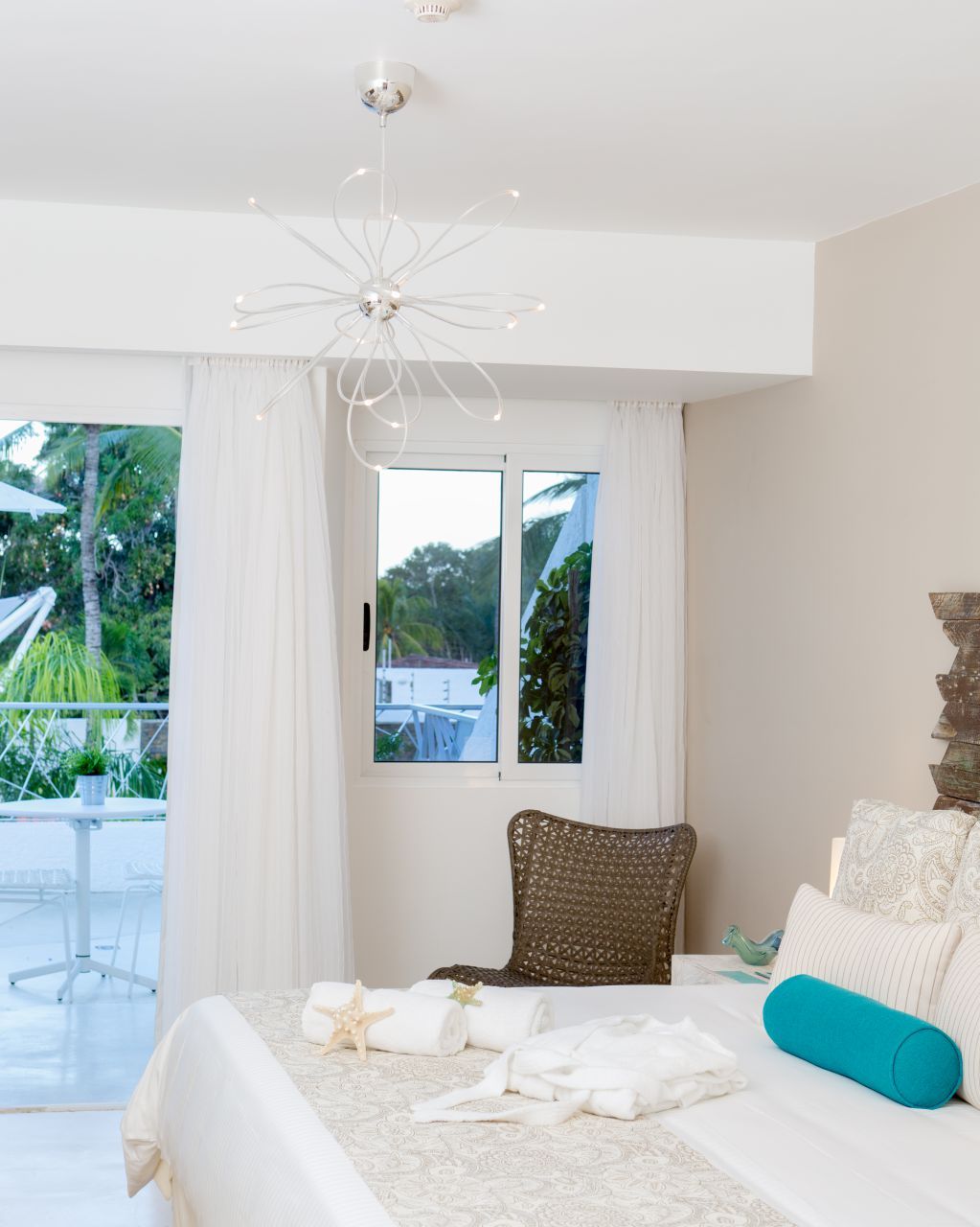 Habitación Deluxe Solarium de H2Otel by LD, con acceso a terraza privada y vistas tropicales en Isla Margarita.