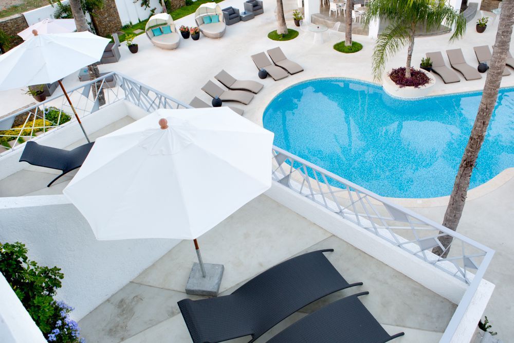 Habitación Deluxe Solarium de H2Otel by LD, con acceso a terraza privada y vistas tropicales en Isla Margarita.