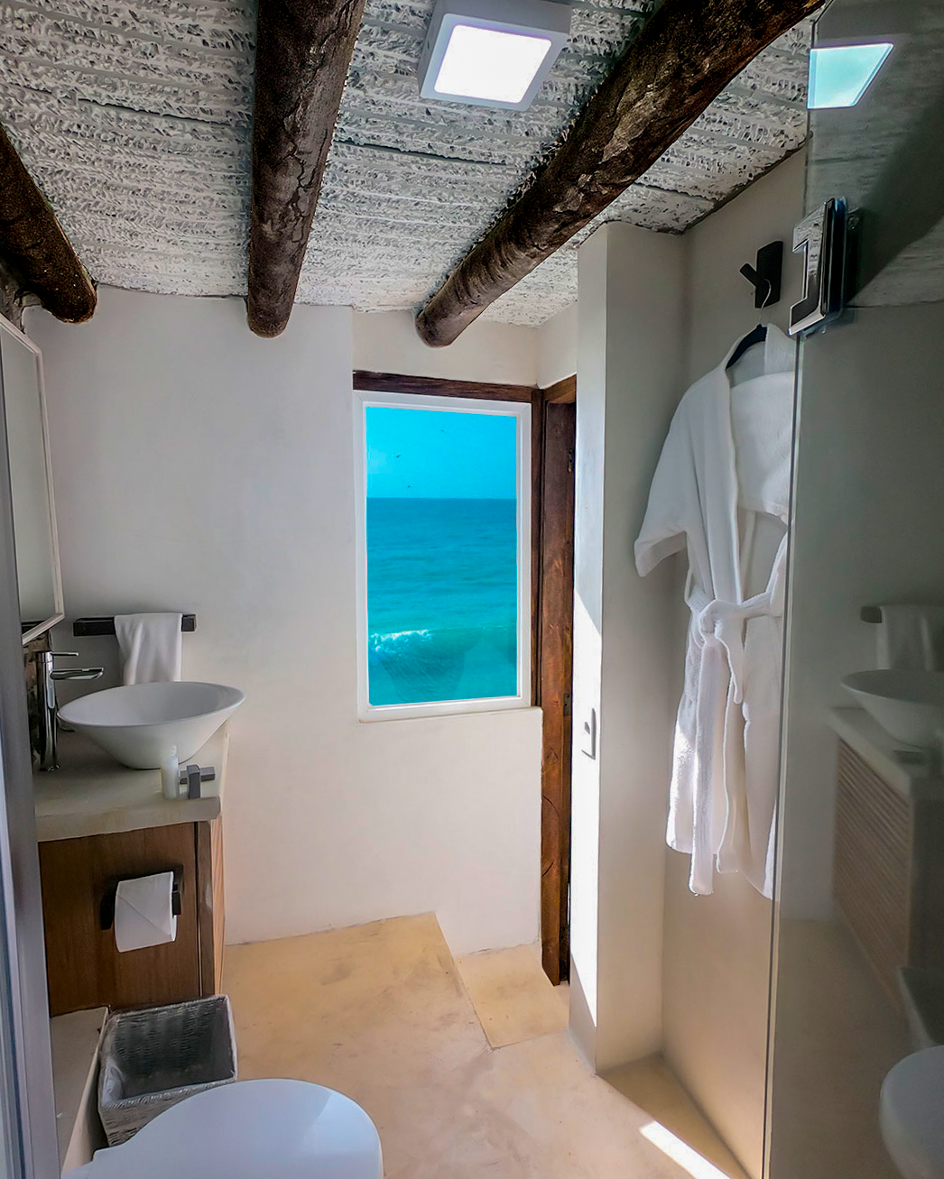 Baño moderno y elegante Aria by LD en La Caranta, Isla Margarita.