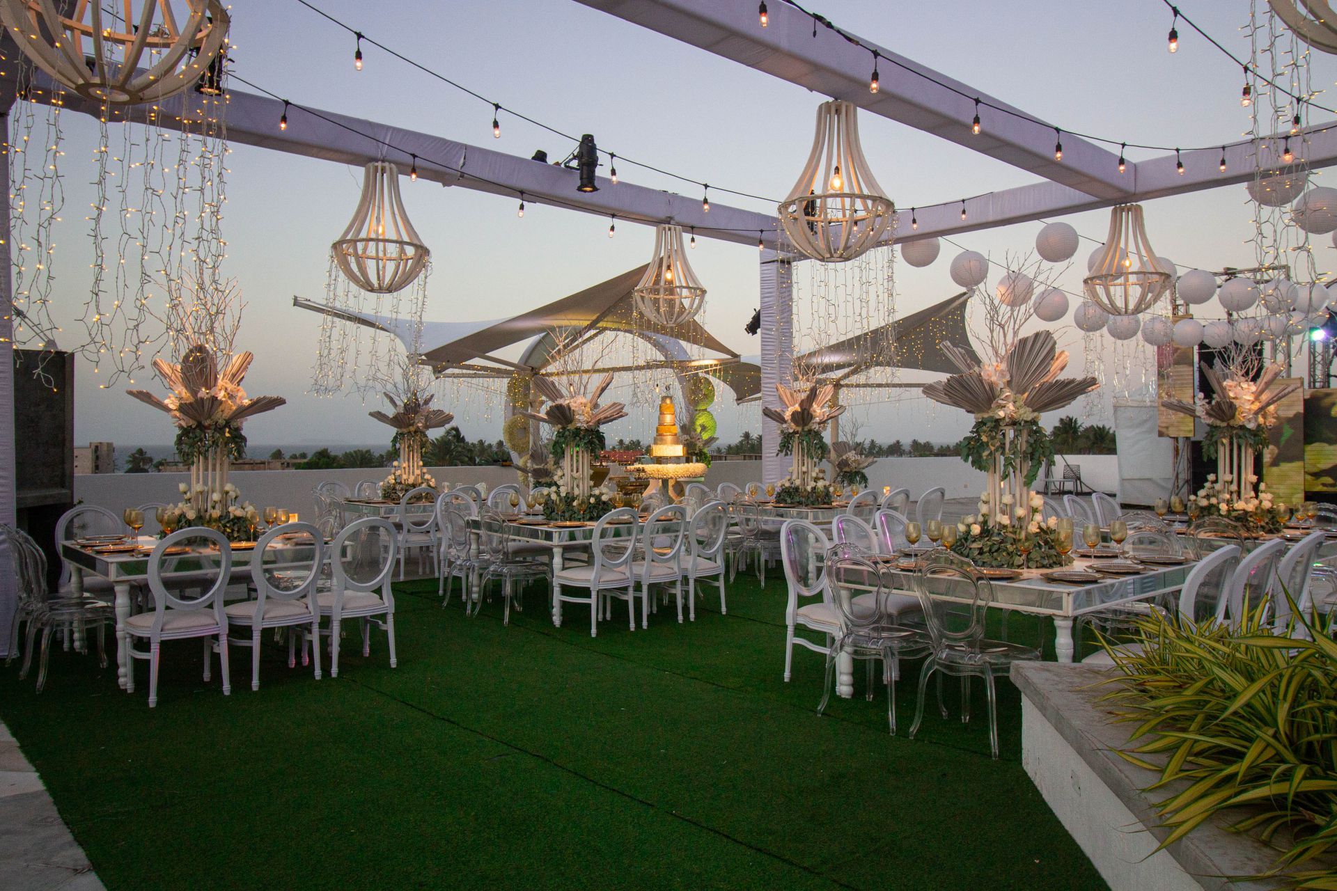 Mesas decoradas para evento al aire libre en terraza LD PLUS, Playa el Agua Isla Margarita