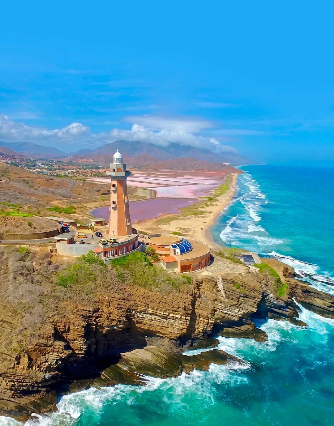 Faro Punta Ballena: guía náutica y emblema de Pampatar en Isla Margarita.