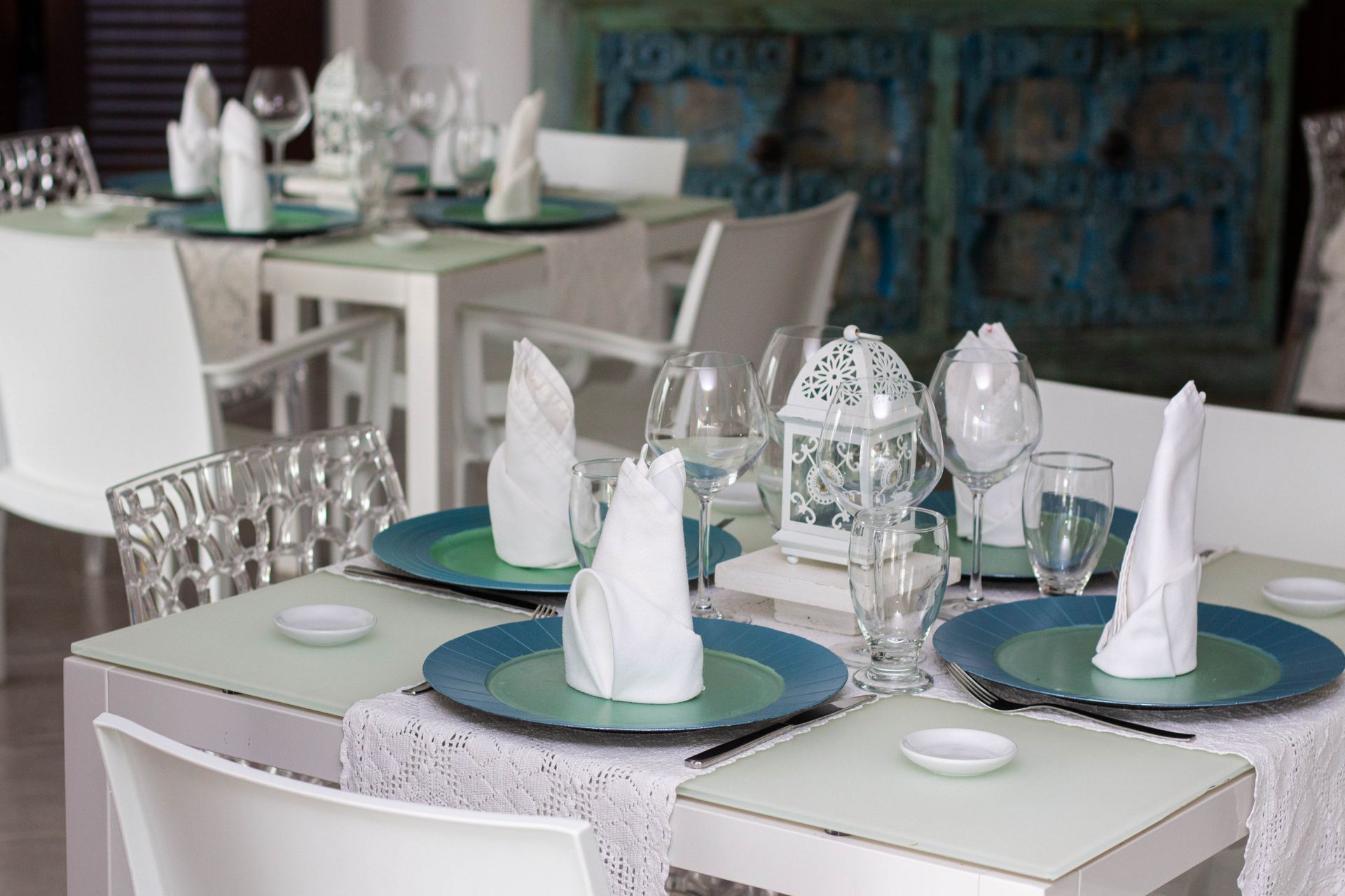 Sala del restaurante Aguacero en H2Otel, Playa El Agua, decoración moderna y ambiente acogedor.