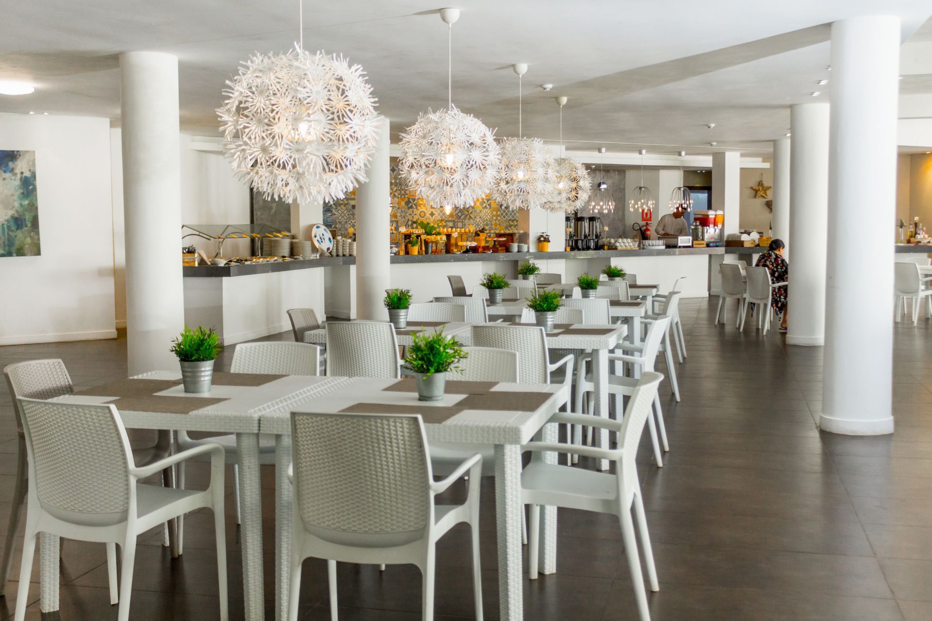 Restaurante moderno en LD Plus Playa El Agua con mesas elegantes y decoración sofisticada.A