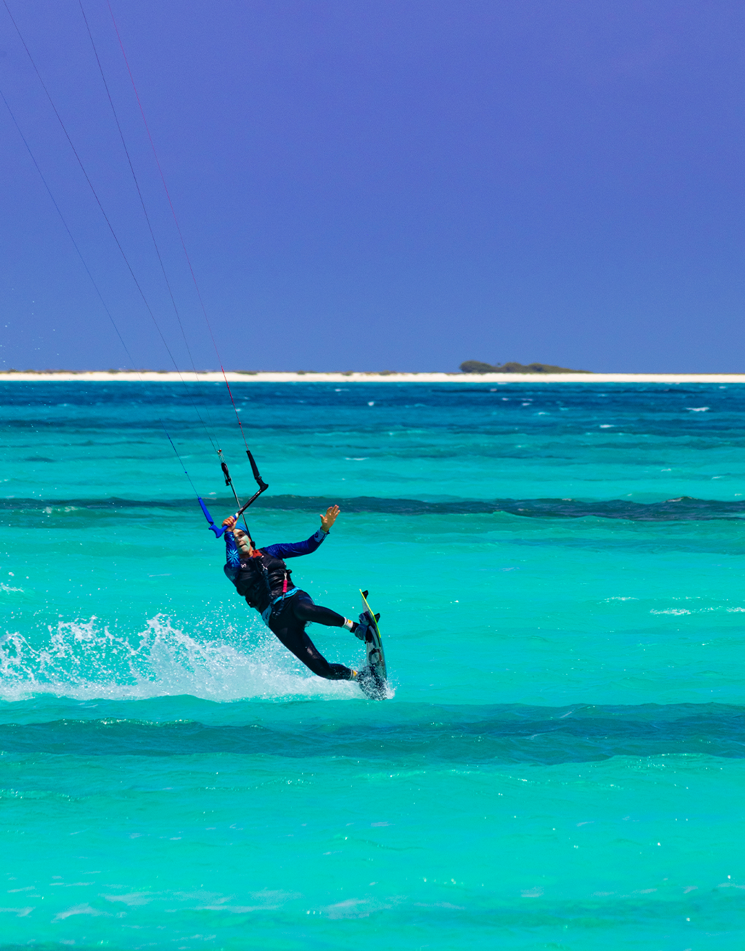 Kitesurf en Isla Margarita, deporte acuático emocionante con cielos claros y aguas tranquilas, ideal para aventureros.