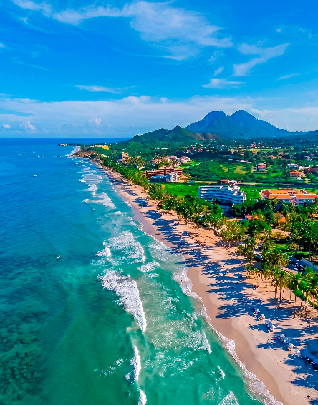 Playa El Agua, oasis tropical con arenas blancas y palmeras en Isla Margarita.